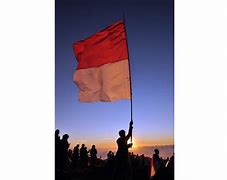 Penaikan Bendera Merah Putih Diiringi Dengan Lagu Indonesia Raya